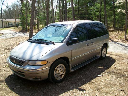 Chrysler town and country seating capacity #4