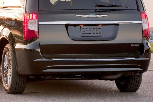 2011 Chrysler town and country length #3