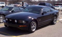 2005 Ford Mustang Photo 2