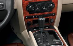 2006 Jeep Commander interior