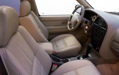2001 Nissan Pathfinder interior