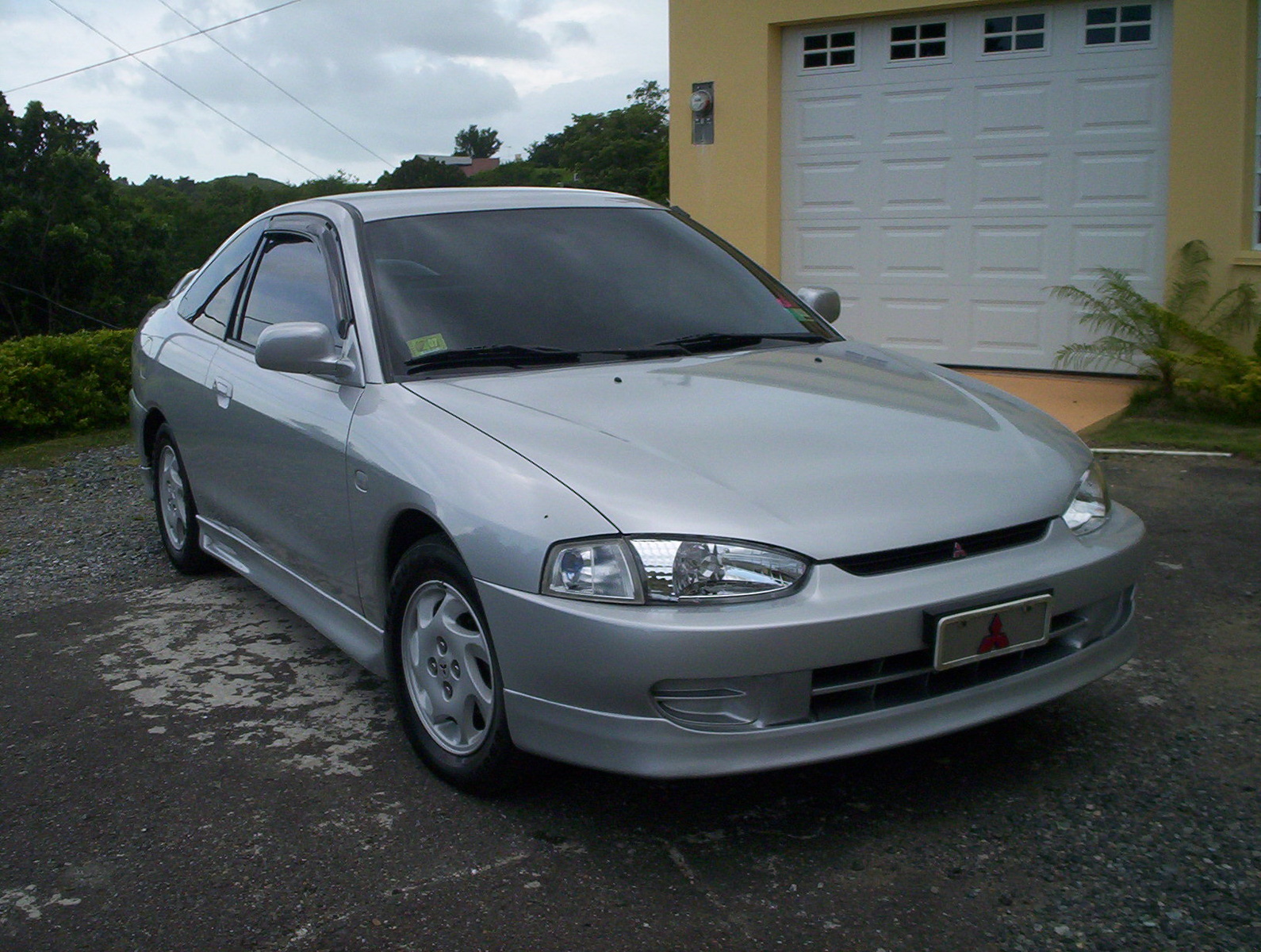 Mitsubishi mirage de 2000
