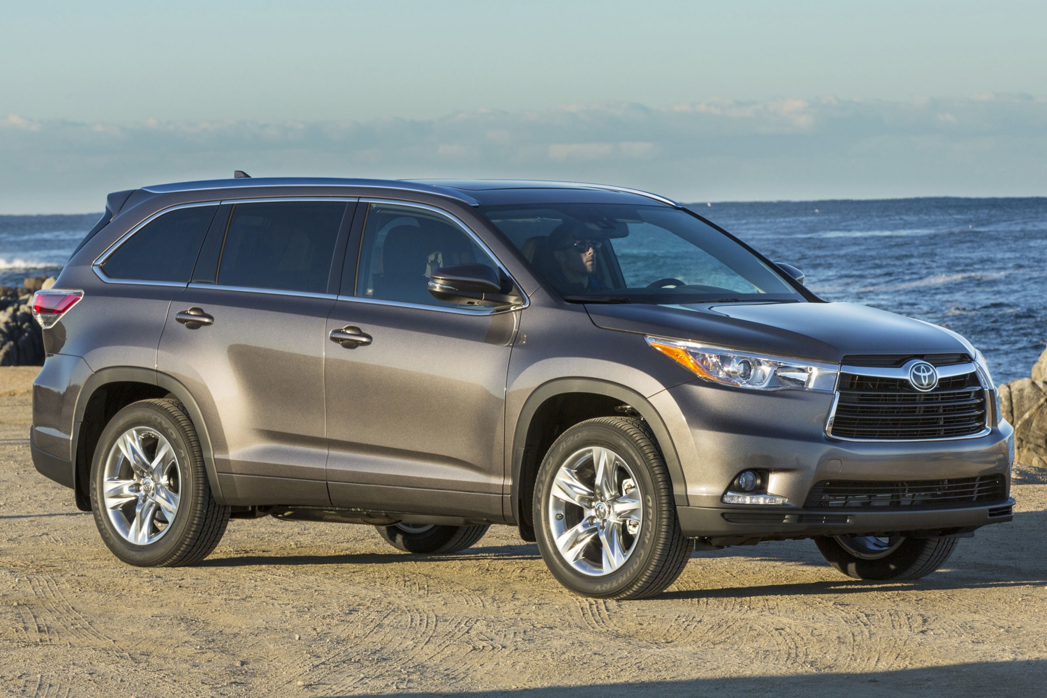 Toyota Highlander 2016: SUV Andalan Keluarga dengan Keunggulan dan Kekurangannya