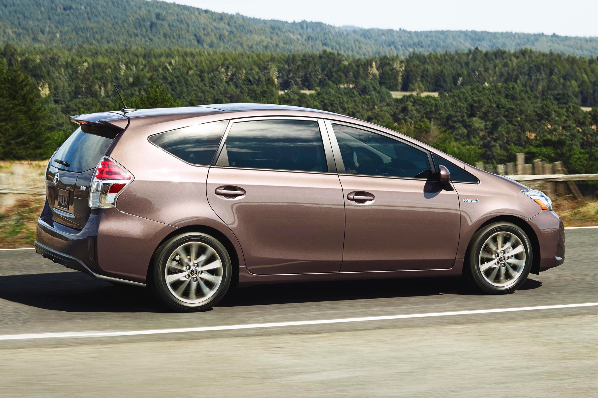 Toyota Prius 2015: Revolusi Hibrida yang Terus Berkembang