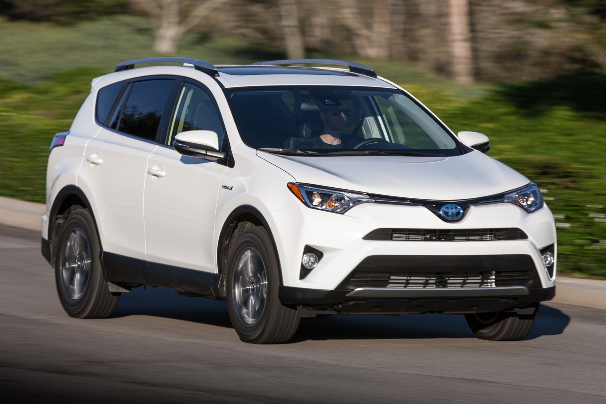 Стоимость рав. Toyota rav4 2017. Тойота рав 4 2016. Toyota rav4 Hybrid. Тойота рав 4 гибрид.